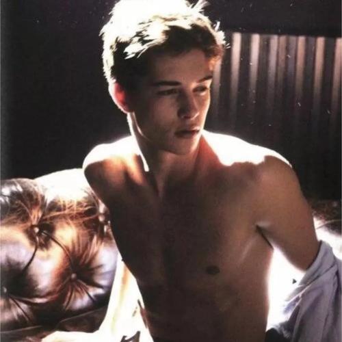 6686体育平台首席作者Dashiell